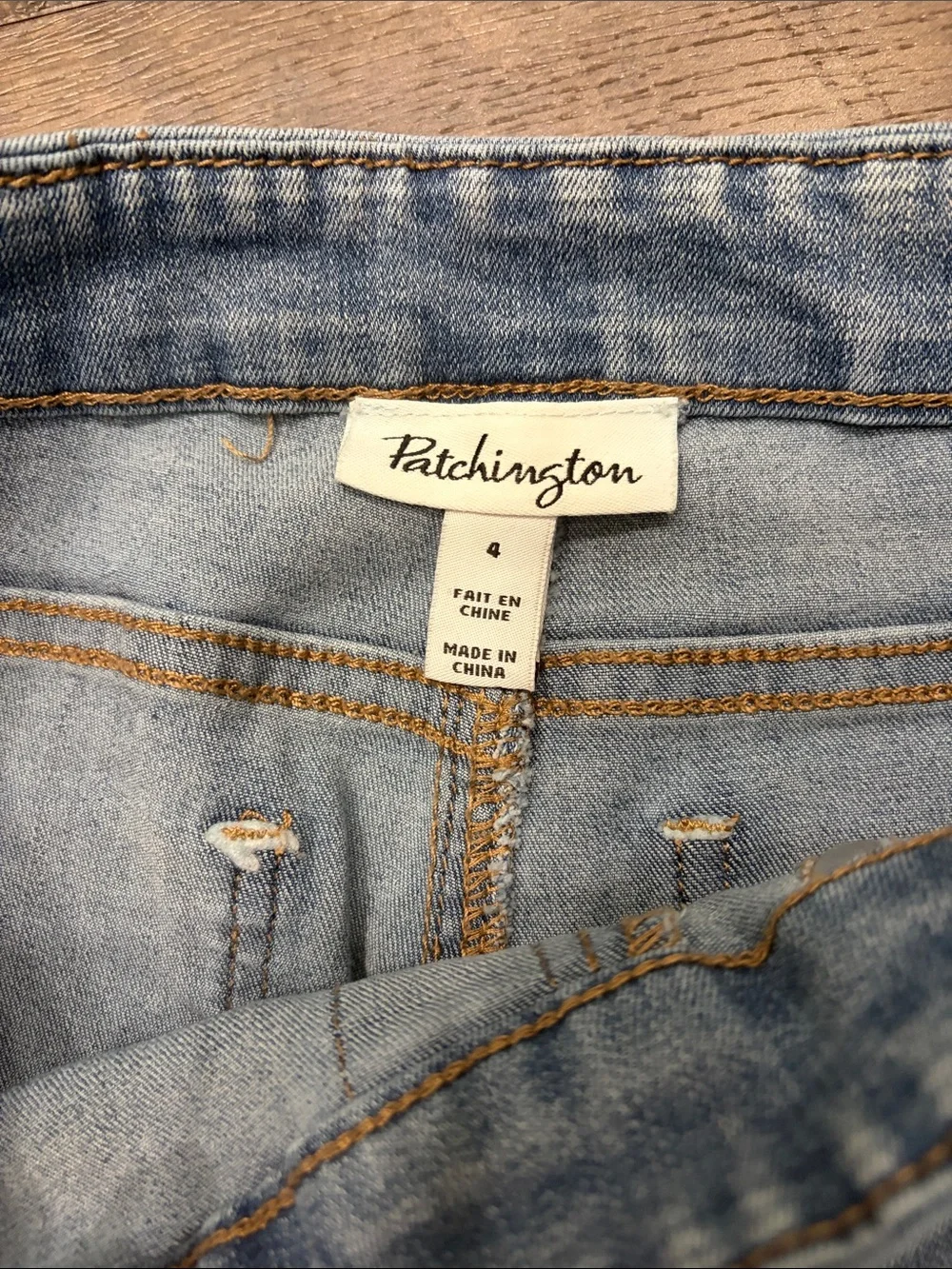 Pull in jeans with embroidered hem